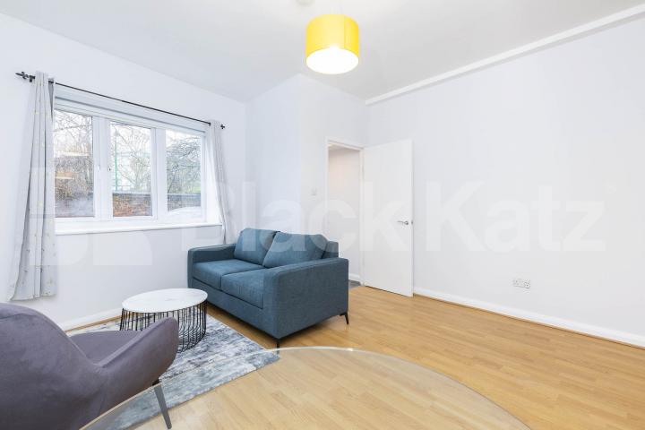 Newly refurbished one bed with a study room mins to tube and shops  York Mews, Kentish Town